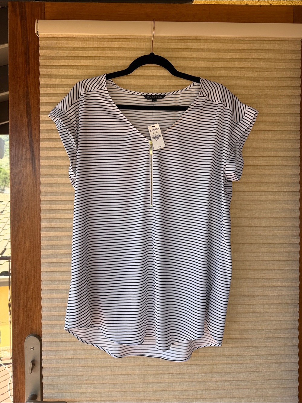 NWT Express Women’s Striped V-Neck Zip Front Top - White/Black, size Large